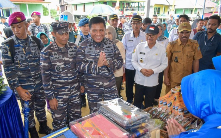 Wakasal Laksdya TNI Ahmadi Heri Purwono saat meninjau hasil produk UMKM di Kampung Bahari Nusantara Kabupaten Konsel, Rabu (14/12)
