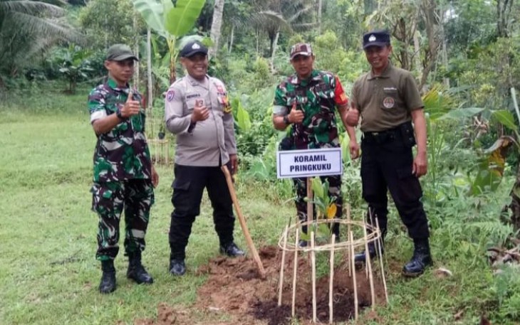 Aksi peduli lingkungan dengan penanaman pohon 