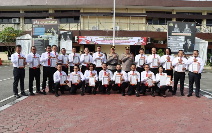 Kapolrestabes Medan Kombes Valentino Alfa Tatareda foto bersama personel Sat Narkoba usai memberikan piagam penghargaan. Senin (19/12) 