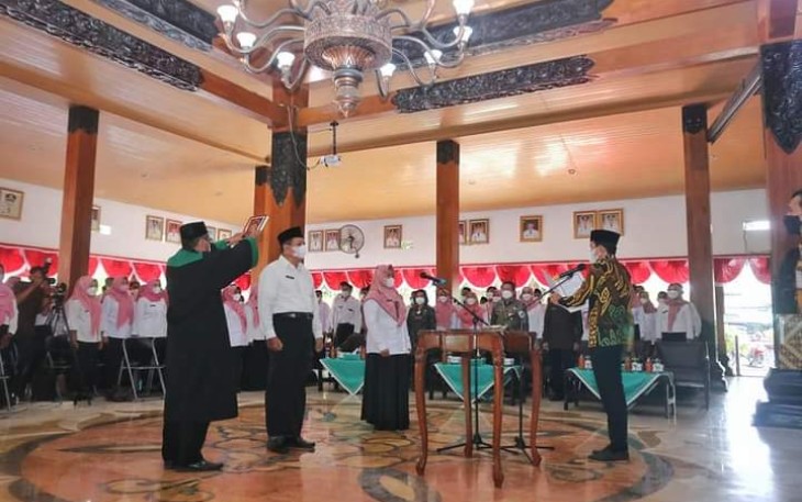 Wakil Bupati Trenggalek, Syah Muhamad Natanegara, saat mengambil sumpah dan melantik 370 Pegawai Pemerintah dengan Perjanjian Kontrak (PPPK) guru formasi tahun 2021, di Pendapa Manggala Praja Nugraha.