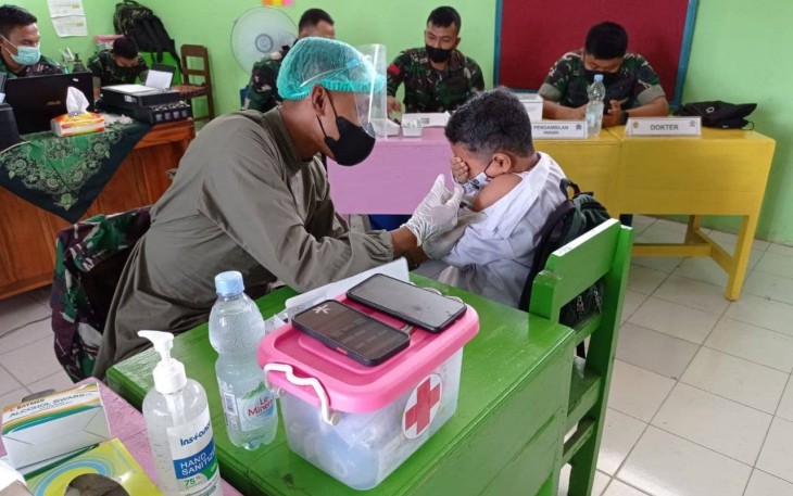Pelaksanaan serbuan vaksinasi anak usia 6 - 11 tahun oleh Yonif MR 413/Bremoro Kostrad di salah satu  Sekolah Dasar (SD) di Desa Palur, Kecamatan Mojolaban, Kabupaten Sukoharjo