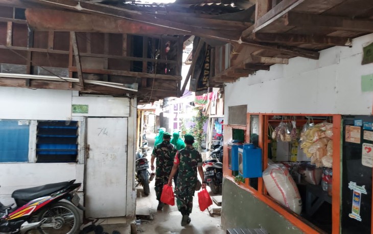 Persit KCK Ranting 06/Kramatjati saat Giat Baksos Bagikan Sembako Kepada Kaum Dhuafa