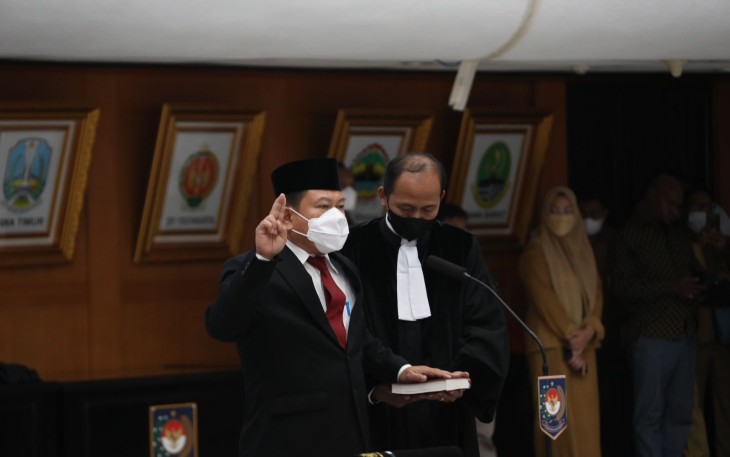 Pj Gubernur Papua Pegunungan Nikolaus Kondomo saat resmi melantik Direktur Fasilitasi Dana Perimbangan dan Pinjaman Daerah Ditjen Bina Keuda Sumule Tumbo sebagai Pj Sekda Papua Pegunungan.