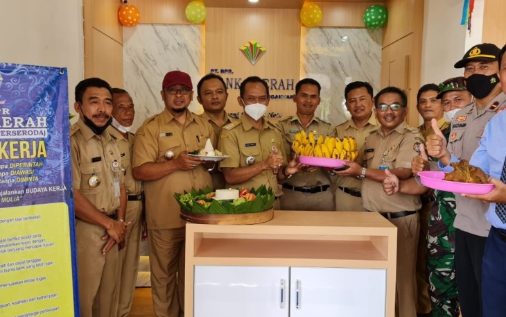 Peresmian Kantor Kas baru di Kecamatan Jatiyoso oleh Dirut BPR Bank Daerah Karanganyar (Perseroda) Haryono bersama Camat Jatiyoso Heru Joko Sulustyo dan Kepala Desa se-Kecamatan Jatiyoso