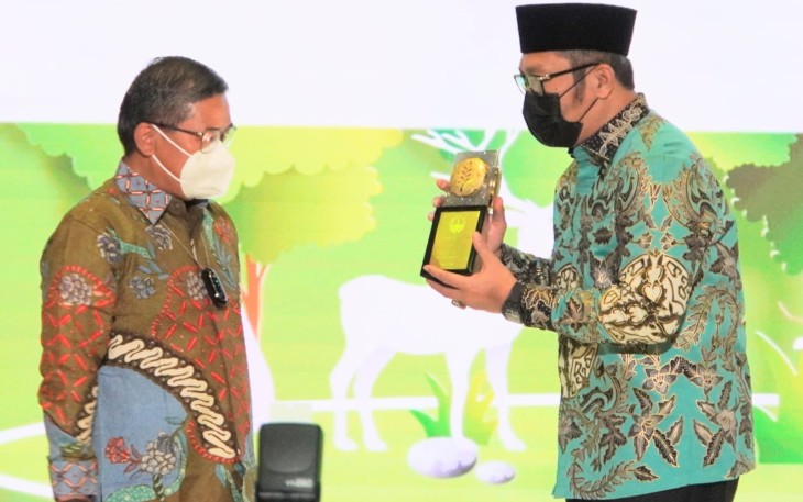 Penghargaan untuk DPRD Jatim saat diterima oleh Wakil Ketua DPRD Jatim Sahat Tua Simanjuntak di Jakarta, Rabu (20/7/2022). 
