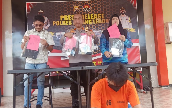 Kapolres RL AKBP Tonny Kurniawan, S.IK didampingi Kasat Resnarkoba Iptu Cahya Prasada Tuhuteru, S.Tr.K dan Kasi Humas Iptu Bertha Ginting, SH kemarin (Sabtu, 10/09/22) 