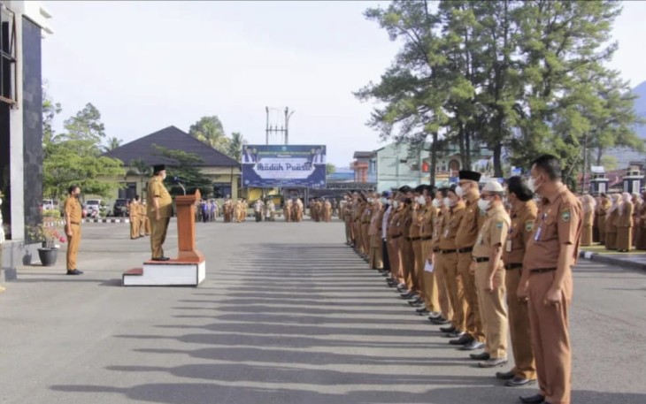Bupati H. Benny Utama saat memimpin apel pagi perdana bulan Ramadhan 1443 H atau minggu pertama bulan April 2022 M di halaman Kantor Bupati Pasaman, Senin (4/4). 