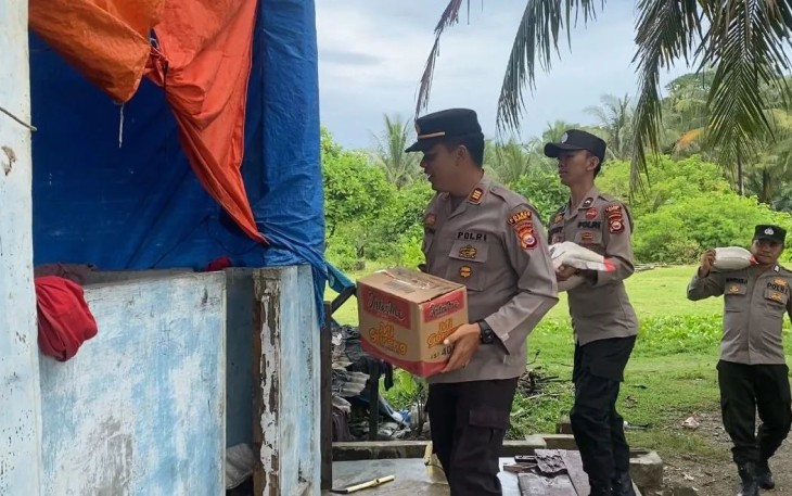 Kapolsek Nasal Polres Kaur Polda Bengkulu AKP Pedi Setiawan, SH, MH, siang hari kemarin Senin (28/11) saat memimpin langsung kegiatan pemberian bantuan untuk warga kurang mampu.