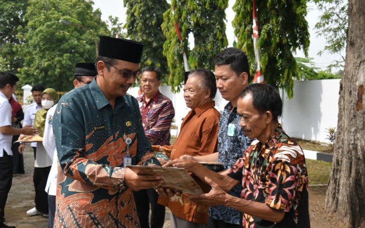 Staf Ahli Bidang Ekonomi Lokal Kemendes PDTT, Ansar Husen mewakili Mendes PDTT Abdul Halim Iskandar di sela Tabur Bunga Hari Bhakti Transmigrasi (HBT) ke-72 di Komplek Makam Pionir Transmigrasi di Sukra, Indramayu, Jawa Barat.