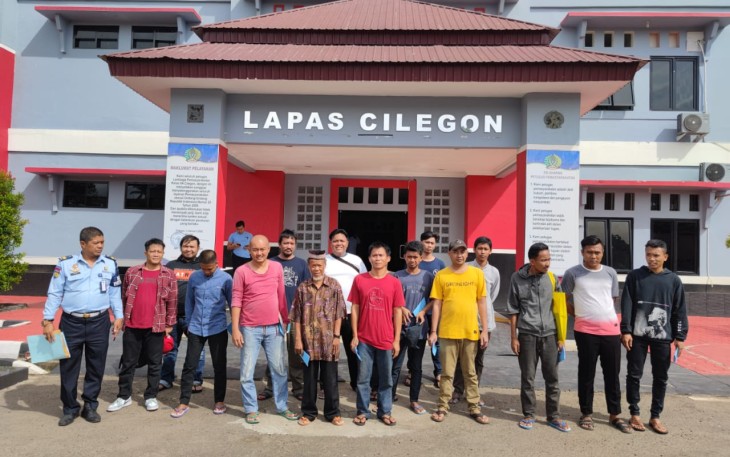 Lapas Kelas IIA Cilegon Kanwil Kemenkumham Banten saat kembali membebaskan 15 warga binaannya melalui program Pembebasan Bersyarat (PB), Selasa (15/11) Siang. 