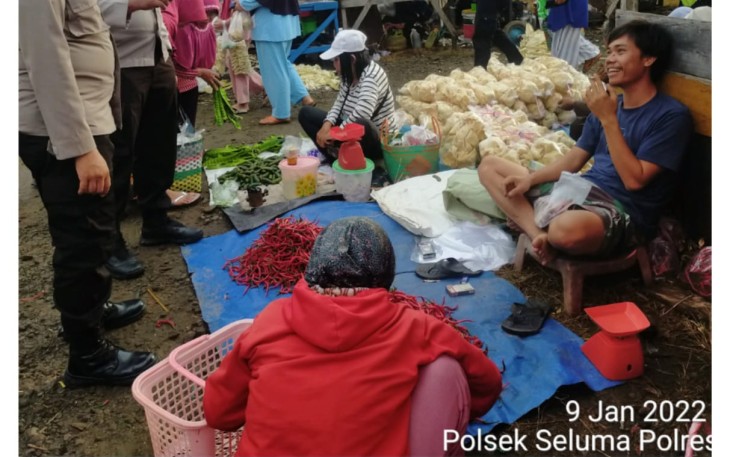 kegiatan penyampaian himbauan digelar melalui dialog sembari melaksanakan Patroli Jalan kaki sekitar kawasan Pasar