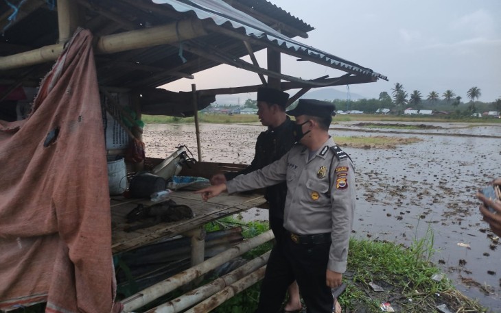 Jajaran Pemerintah Desa bersama Anggota Bhabinkamtibmas melakukan pemeriksaan sekitar TKP