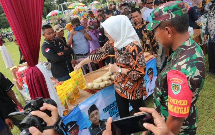 Para UMKM  memperlihatkan produk-produk lokal hasil produksi sendiri di lapak-lapak yang telah disiapkan oleh satgas TMMD. 