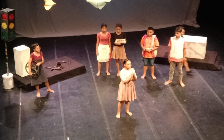 Pementasan cerita "Dolanan Gegayuhan" oleh seniman Sanggar Pasinaon Pelangi, di Teater Arena Taman Budaya Jawa Tengah (TBJT), Kota Solo, pada Rabu (19/10/2022) malam.