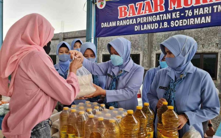 Pulihkan Ekonomi, Bazar Murah Lanud J.B. Soedirman 