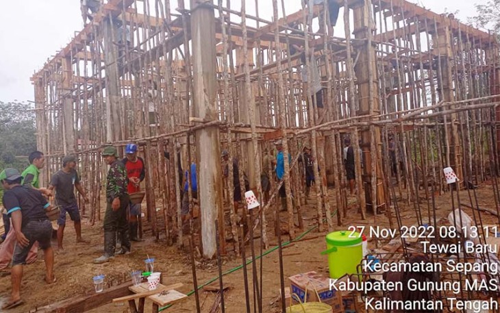 Babinsa Koramil 1016-03/Sepang Bersama Warga saat Laksanakan Goro Cor Tiang Masjid 