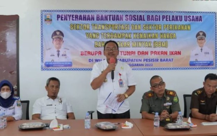 Bupati Pesibar saat Serahkan Bansos