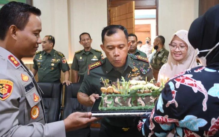 Forkopimda Madiun saat Beri Surprise Kepada Danrem Kolonel Deni