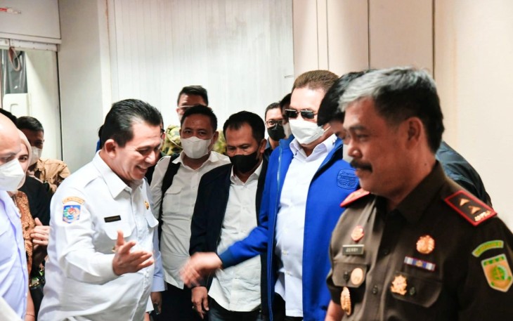 Gubernur Ansar saat sambut Kedatangan Jaksa Agung RI di Bandara Hang Nadim Batam 