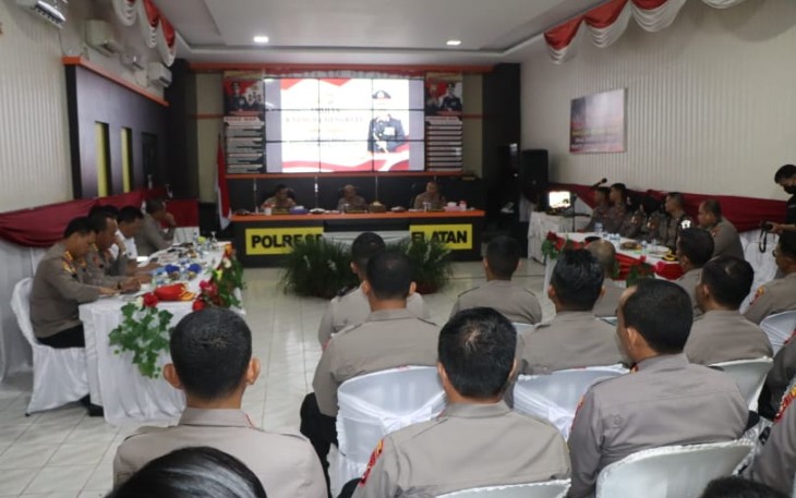Kapolda Bengkulu Irjen Pol. Drs. Agung Wicaksono, M.Si didampingi Ketua Bhayangkari Daerah Bengkulu beserta rombongan saat melaksanakan kunjungan kerja di Polres Bengkulu Selatan.