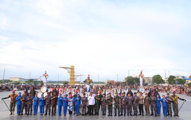  Atraksi dan Penampilan Genderang Suling Gita Jala Taruna yang dimainkan Taruna Akademi Angkatan Laut (AAL) di Alun-alun Tugu Sirih Emas, Tanjungpinang, Sabtu (3/12). 