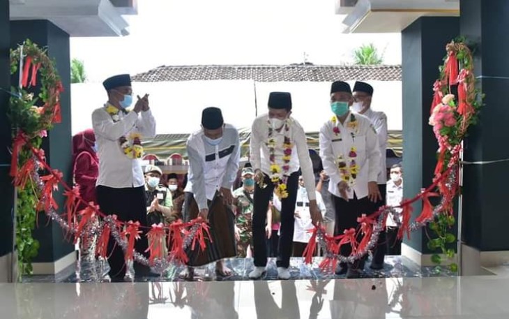 Wakil Bupati Trenggalek, Syah Muhamad Natanegara, saat meresmikan Masjid Daarul Falah.