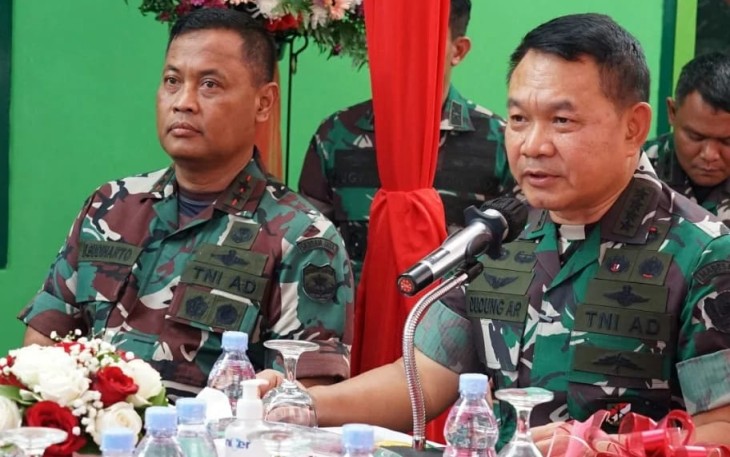 Pangdam Jaya (kiri) saat Hadiri Peresmian Penggunaan RTLH oleh Kasad di Jakarta Barat