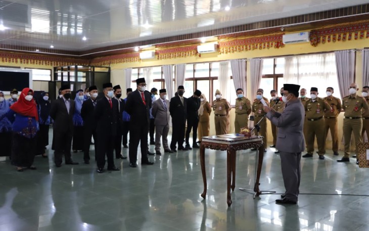 Wakil Bupati Lampung Barat Drs. Mad Hasnurin melantik sejumlah 28 orang Aparatur Sipil Negara (ASN) dari Jabatan Pimpinan Tinggi Pratama, Administrator dan Pengawas di Lingkungan Pemerintah Daerah Kabupaten Lampung Barat