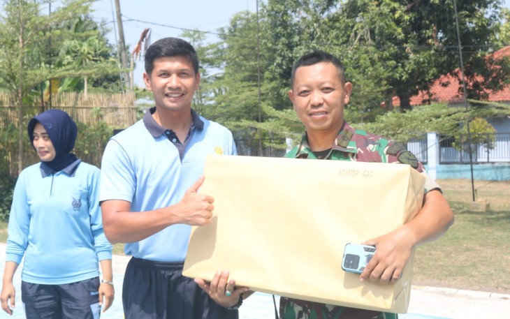 Penyerahan Doorprize oleh Komandan Lanud Sugiri Sukani Mayor Pnb Supardo Butarbutar M.Han