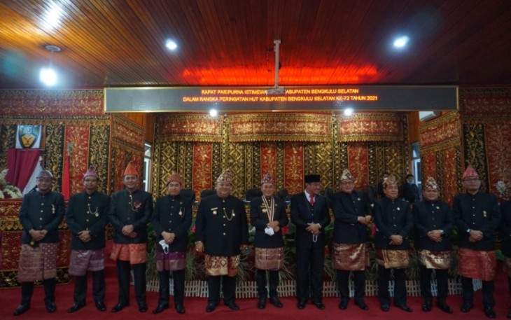 Foto bersama saat rapat paripurna