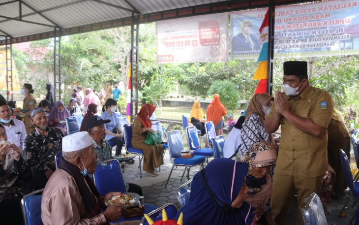 Plt Bupati Bintan terlihat begitu bahagia saat berbaur bersama para lansia di Rumah Bahagia Bintan