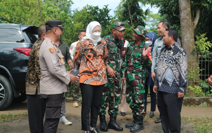 Bupati Purwakarta Anne Ratna Mustika saat datangi lokasi TMMD