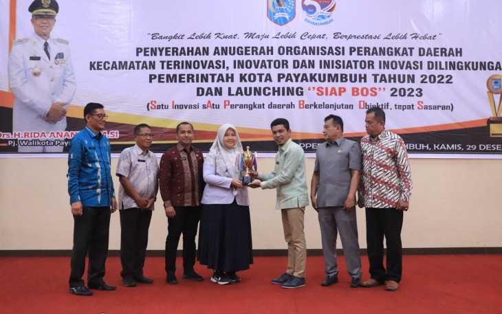 Penyerahan Anugerah Organisasi Perangkat Daerah Kecamatan Terinovasi, Inovator dan Inisiator Inovasi di lingkungan Pemko Payakumbuh 2022.