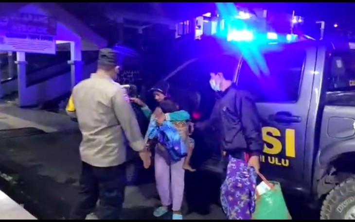 personil Polsek Bermani Ulu Polres Rejang Lebong (RL) Polda Bengkulu dengan melakukan evakuasi terhadap Korban sambaran petir yang terjadi pada hari sabtu tanggal 08 januari 2022.