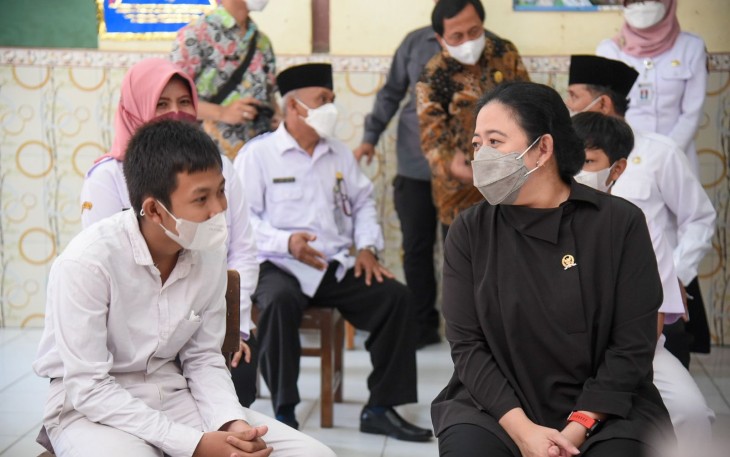 Ketua DPR RI Puan Maharani saat bercengkrama dengan seorang siswa 