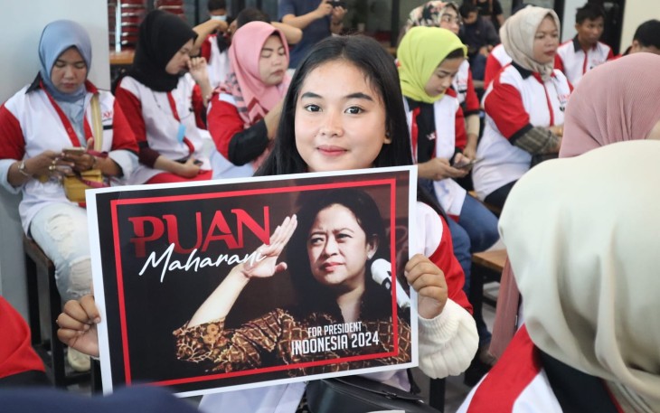 Relawan Puan Maharani saat tunjukan poster Puan Maharani