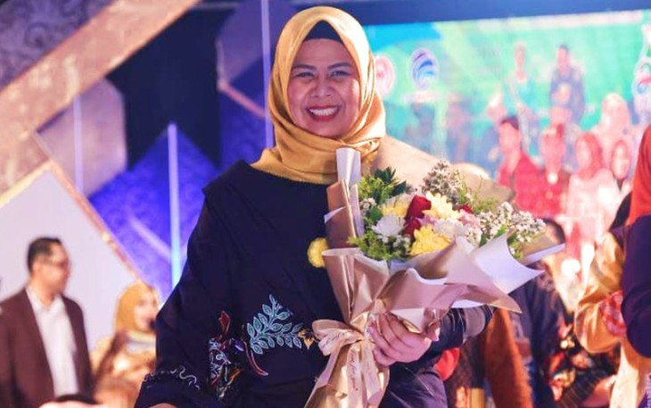 Ketua Dekranasda Kepri Hj. Dewi Kumalasari Ansar saat mengahadiri Malam Puncak DekraFest tahun 2022 dan sekaligus menyaksikan Fashion Show Wastra Kepri di Bintan Expo, Tanjungpinang, Kamis (22/9).