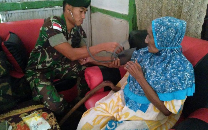 Satgas Yonarmed 1 Kostrad saat Periksa Kesehatan Masyarakat Iha