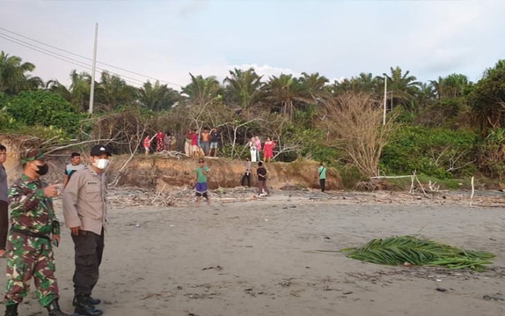 Pasca petugas mendatangi lokasi penemuan mayat di di Pantai Alur Naga Batik Nau, Jum’at 08 April 2022.
