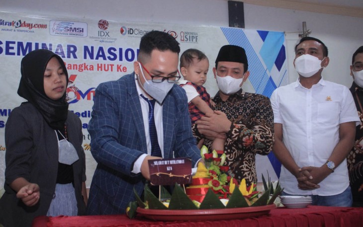 Potong tumpeng HUT Mitratoday.com