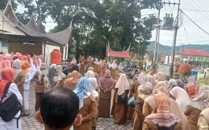 dr Yong Marzuhaili direktur RSUD Lubuk Sikaping saat memimpin apel pagi dihadapan seluruh karyawan RSUD Lubuk Sikaping, Selasa (30/08/2022).