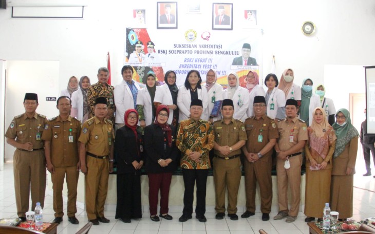 Gubernur Bengkulu Rohidin Mersyah foto bersama usai membuka Survei Simulasi Akreditasi Komisi Akreditasi Rumah Sakit (KARS) Rumah Sakit Khusus Jiwa (RSKJ) Soeprapto Bengkulu, di Aula Ratu Samban RSKJ Soeprapto Bengkulu, Senin (07/11). 