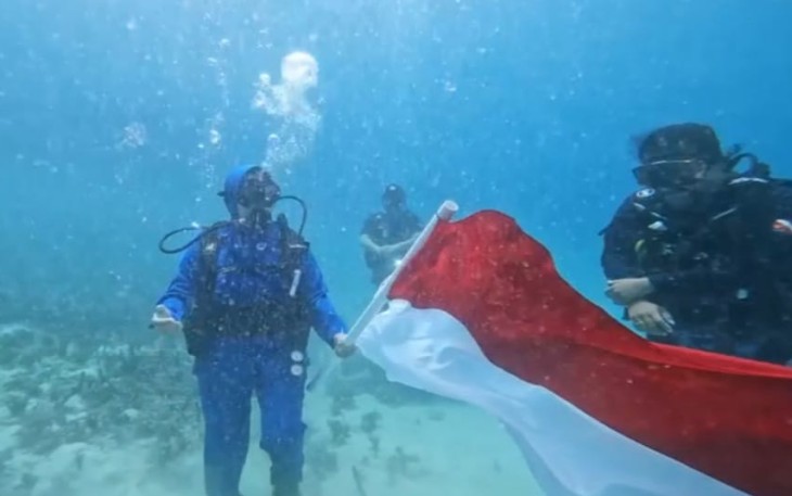 Upacara Pengibaran Bendera Merah Putih Bawah Laut di Perairan Teluk Dorei Manokwari