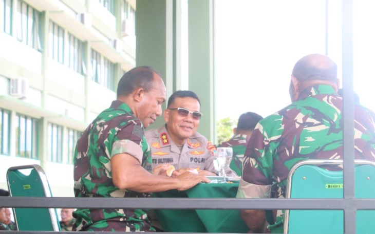 Pangdam dan Kapolda PB saat Duduk Satu Meja di Lobby Makodam XVIII/Kasuari 