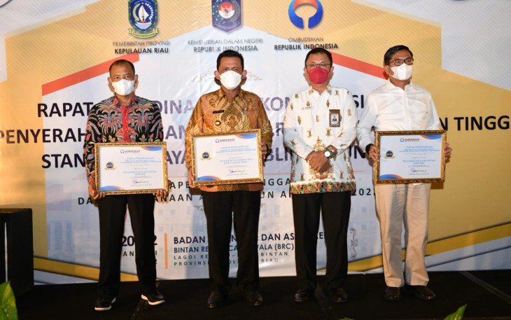 Gubernur Ansar Terima Penghargaan dari Ombudsman
