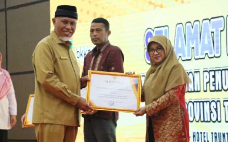 Gubernur Sumbar Mahyeldi menyerahkan penghargaan Sekolah Siaga Kependudukan di Hotel Truntum, Padang.