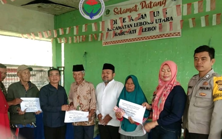 Bhabinkamtibmas Polsek Lebong Utara saat Kawal Penyaluran BLT-DD