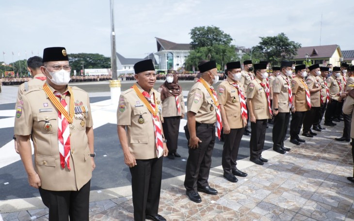Bupati Asahan saat Terima Penghargaan Lencana Melati