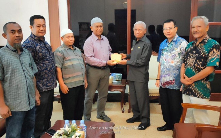 Bupati Asahan saat Serahkan Bantuan Renovasi Masjid Al-Amin