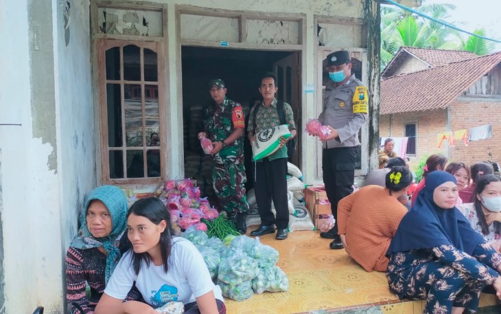 Babinsa Koramil 0806/12 Munjungan saat Kawal Penyaluran BPNT di Desa Binaan